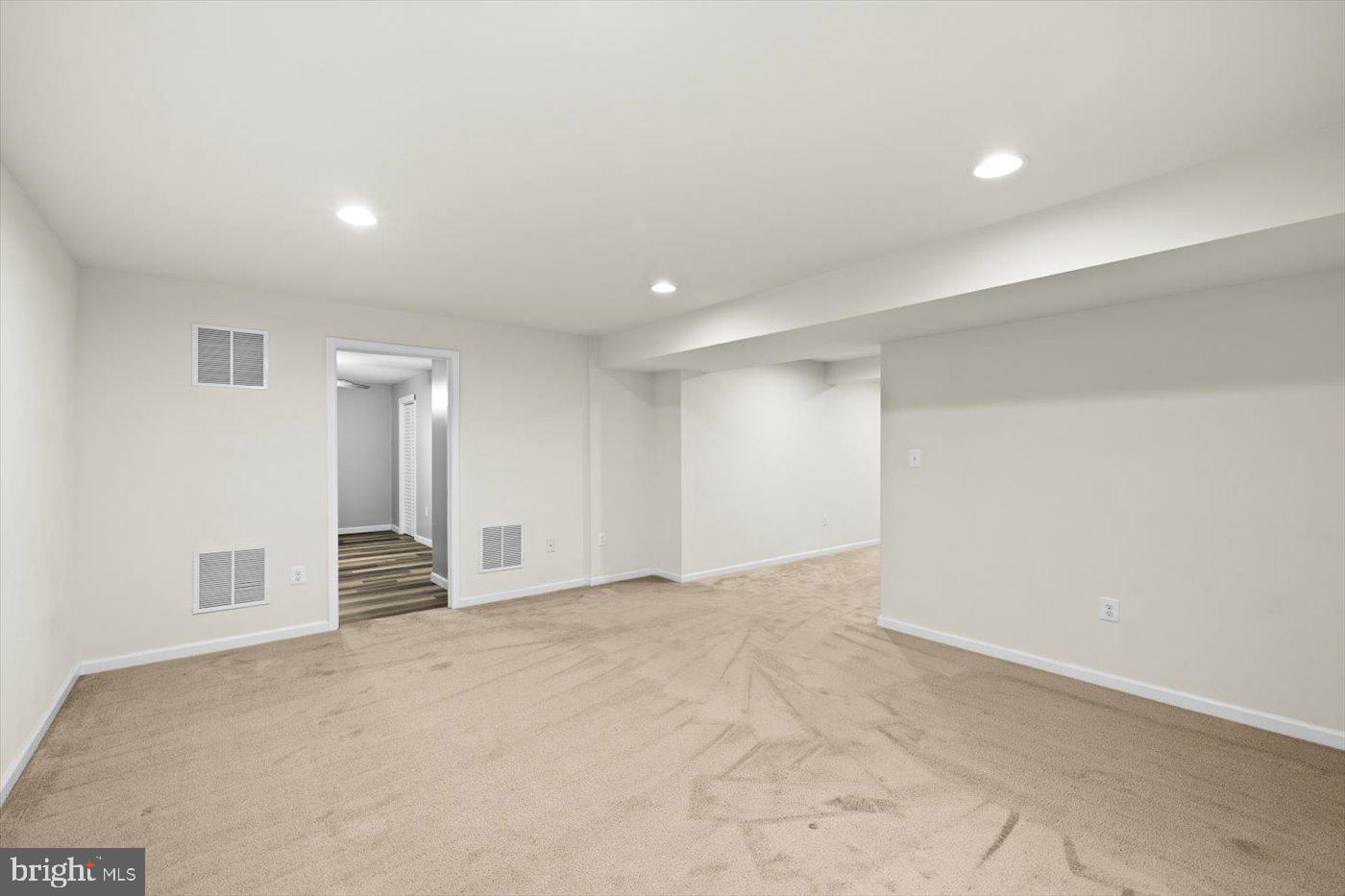 THREE FLAGS - Residential