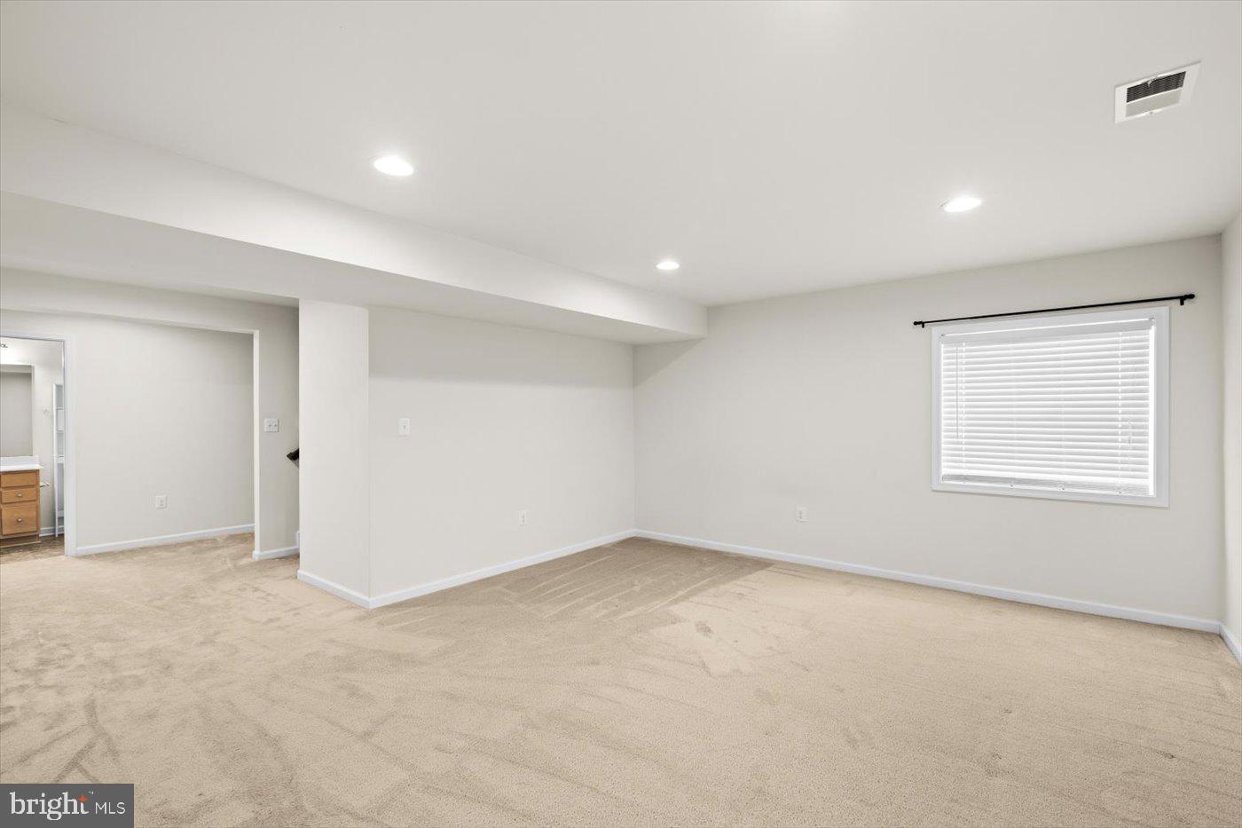 THREE FLAGS - Residential