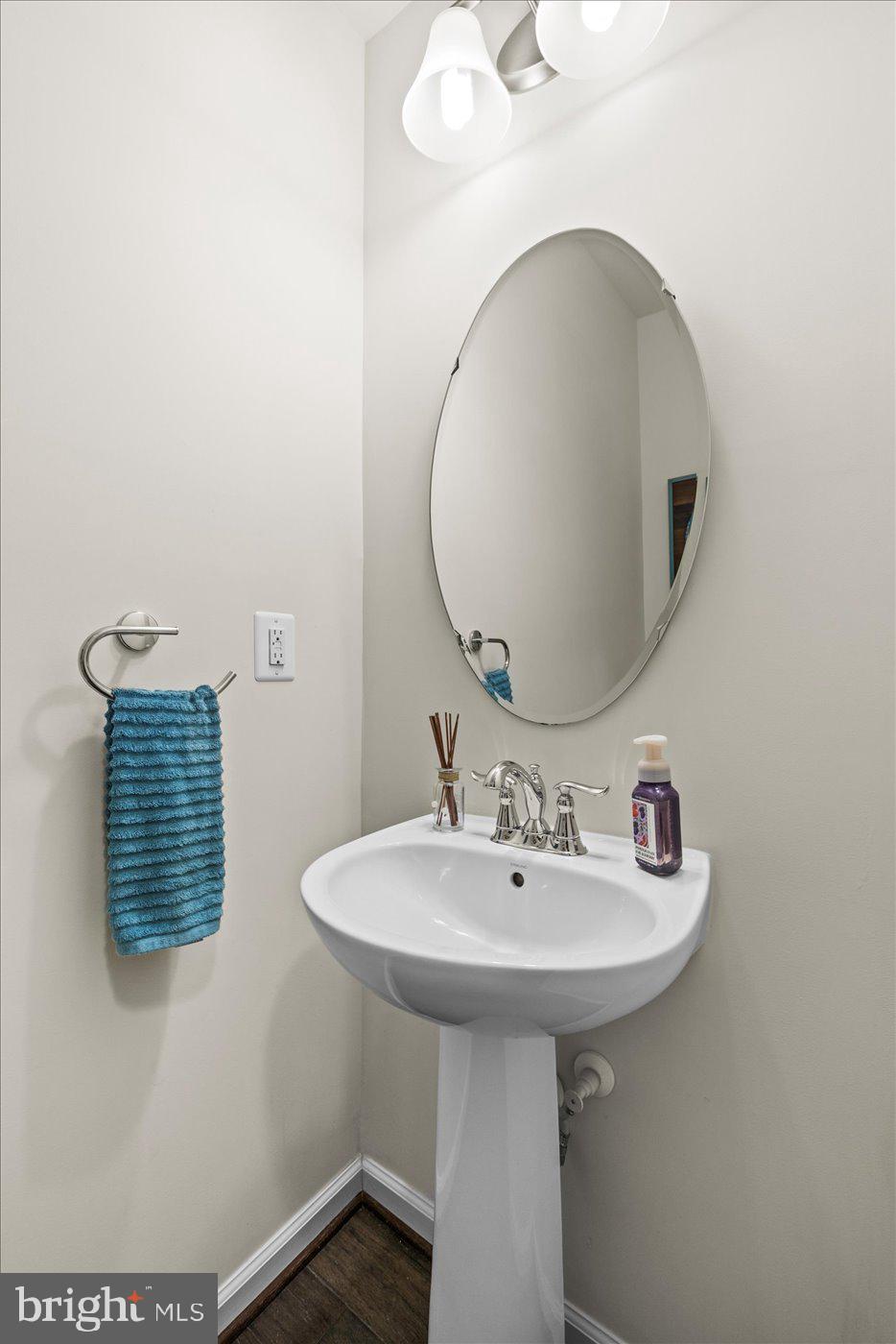 THREE FLAGS - Residential