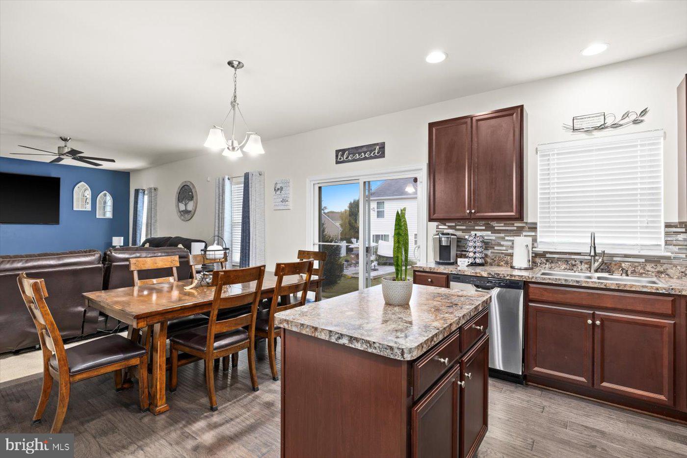 THREE FLAGS - Residential