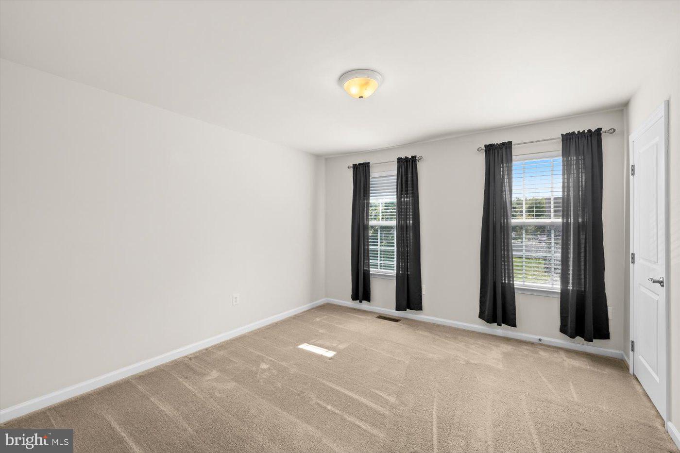 THREE FLAGS - Residential