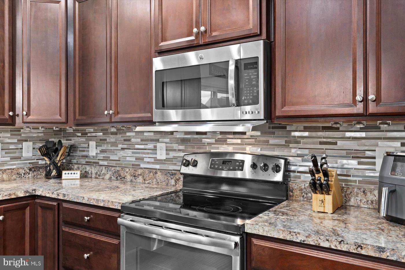 THREE FLAGS - Residential