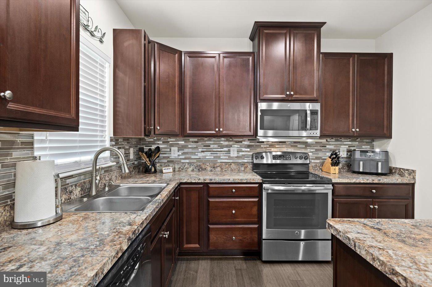 THREE FLAGS - Residential