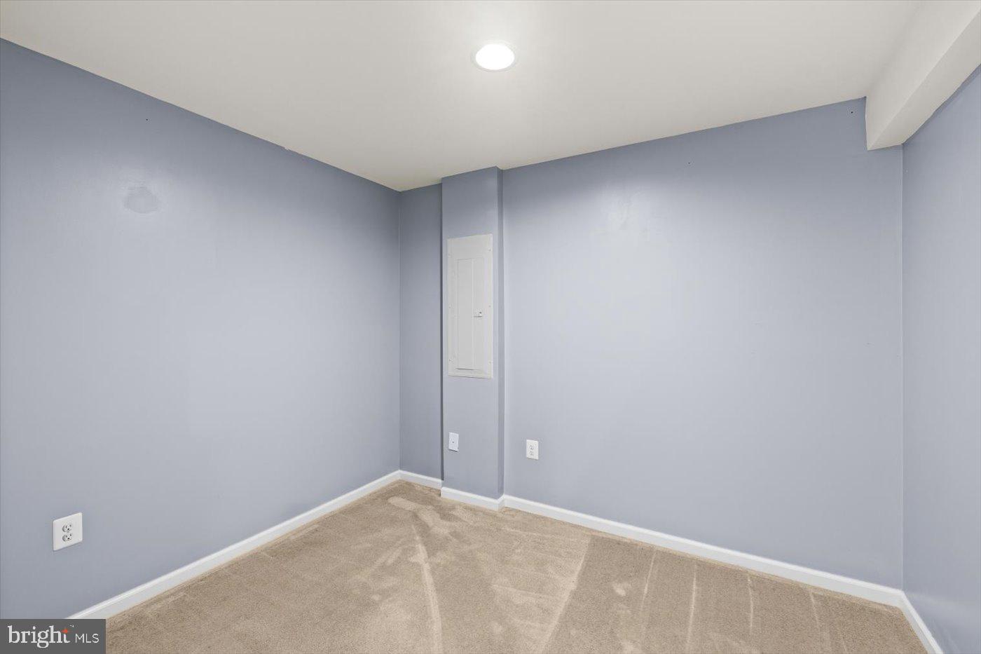 THREE FLAGS - Residential