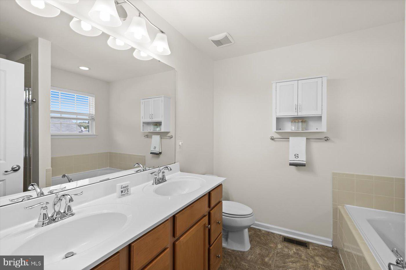 THREE FLAGS - Residential