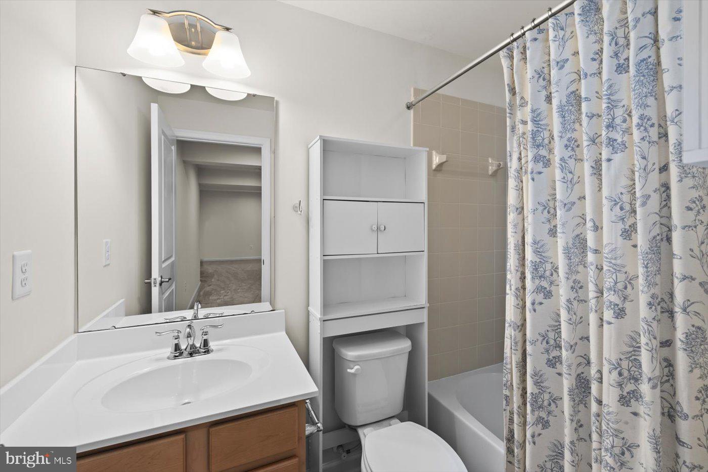 THREE FLAGS - Residential