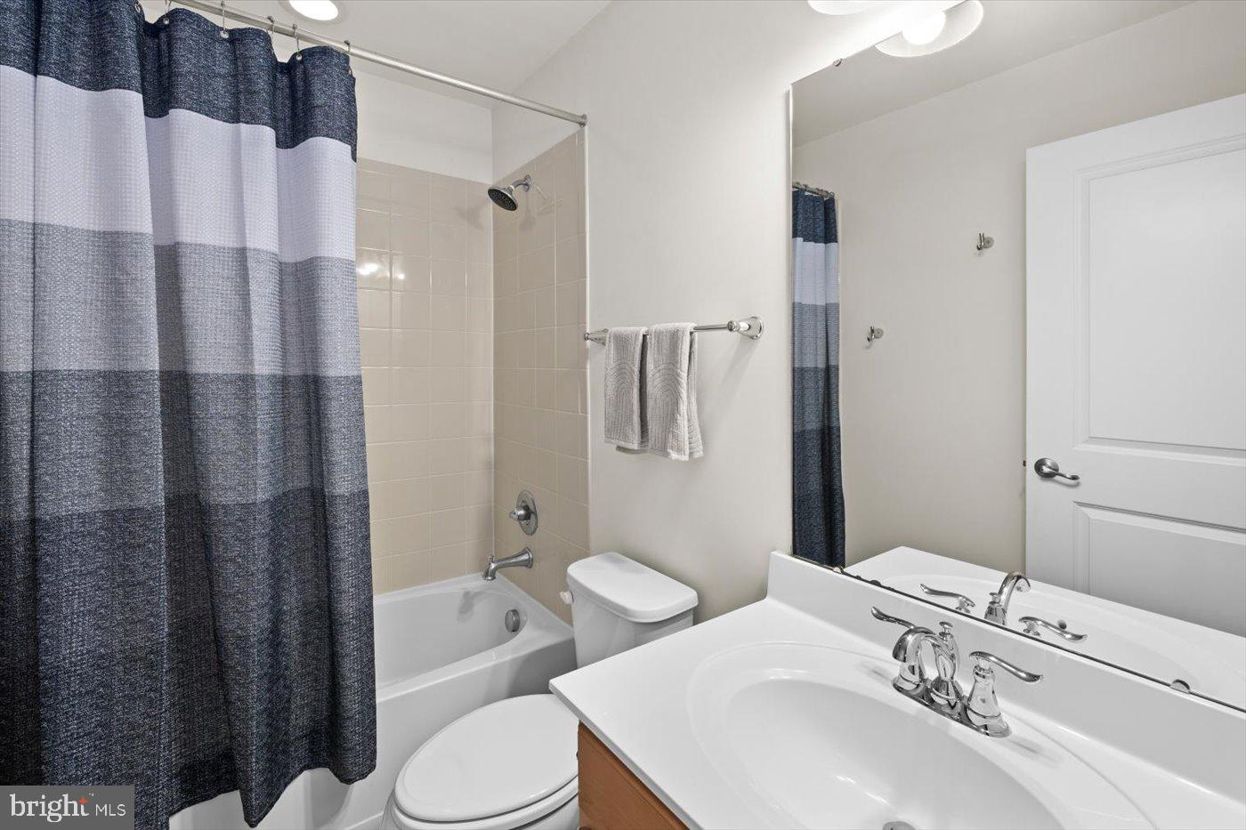 THREE FLAGS - Residential