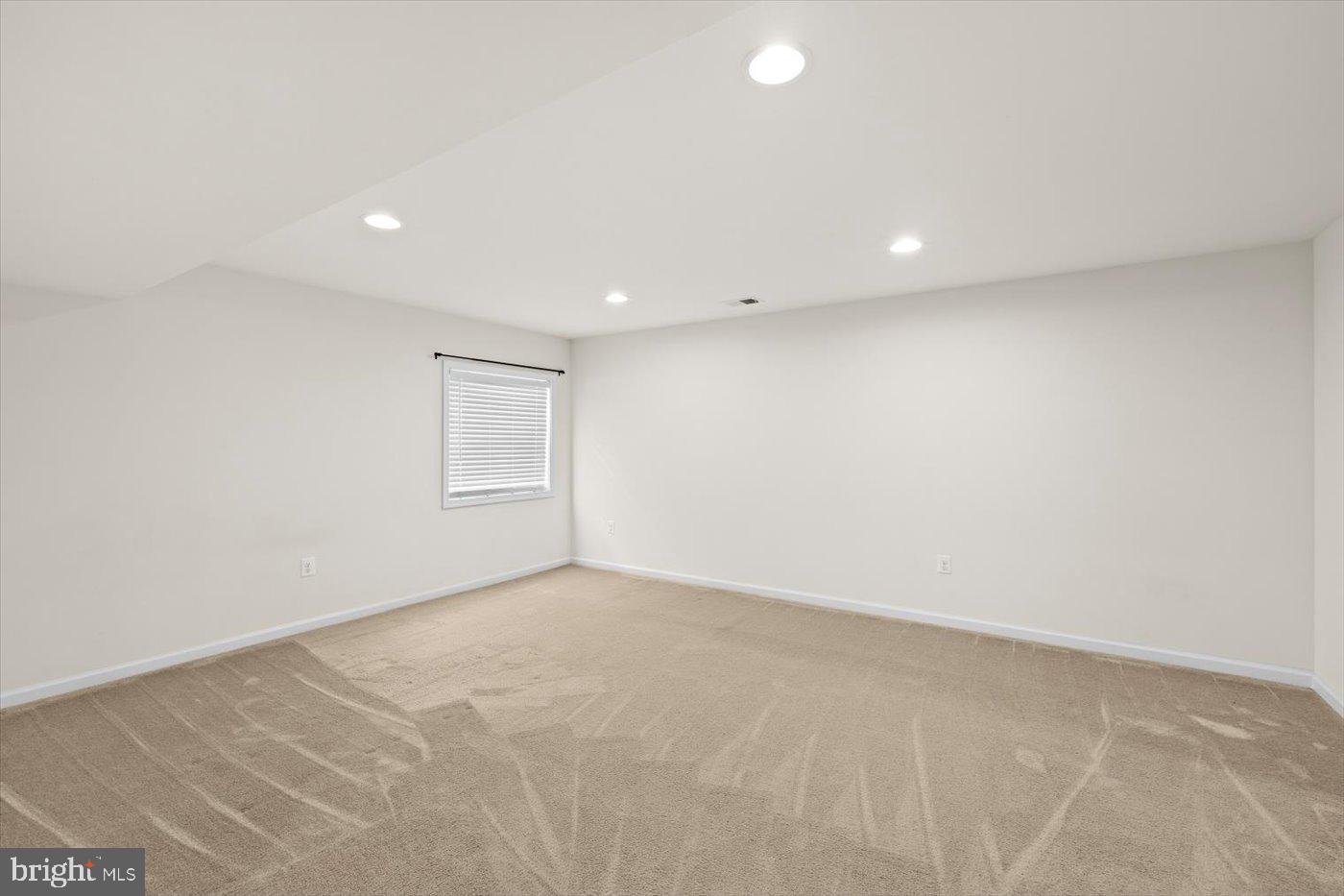 THREE FLAGS - Residential