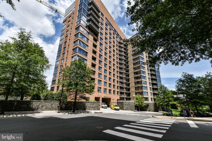 Almost 700 SQFT of Cool Contemporary Living! 1.5 BLOCKS TO COURTHOUSE METRO. Shows like a model condo. Sunsets/Western Views from Balcony and Bedroom. Forget living comfortably - live LUXURIOUSLY! Best rooftop pool and work out room in Arlington with amazing views of Washington DC monuments! Garage parking, concierge desk, and convenience abound! No Smoking*Building amenities include a world class gym, party room with billiards, a 24-hour front desk concierge services, fitness center & rooftop pool/deck*Ideal commuter location, just two blocks from Courthouse Metro! Super close to Whole Foods, Trader Joe's, the Arlington Farmer's Market & an assortment of shops, bars & restaurants*No car needed, yet a one car garage space conveys! Amazing location in Courthouse!