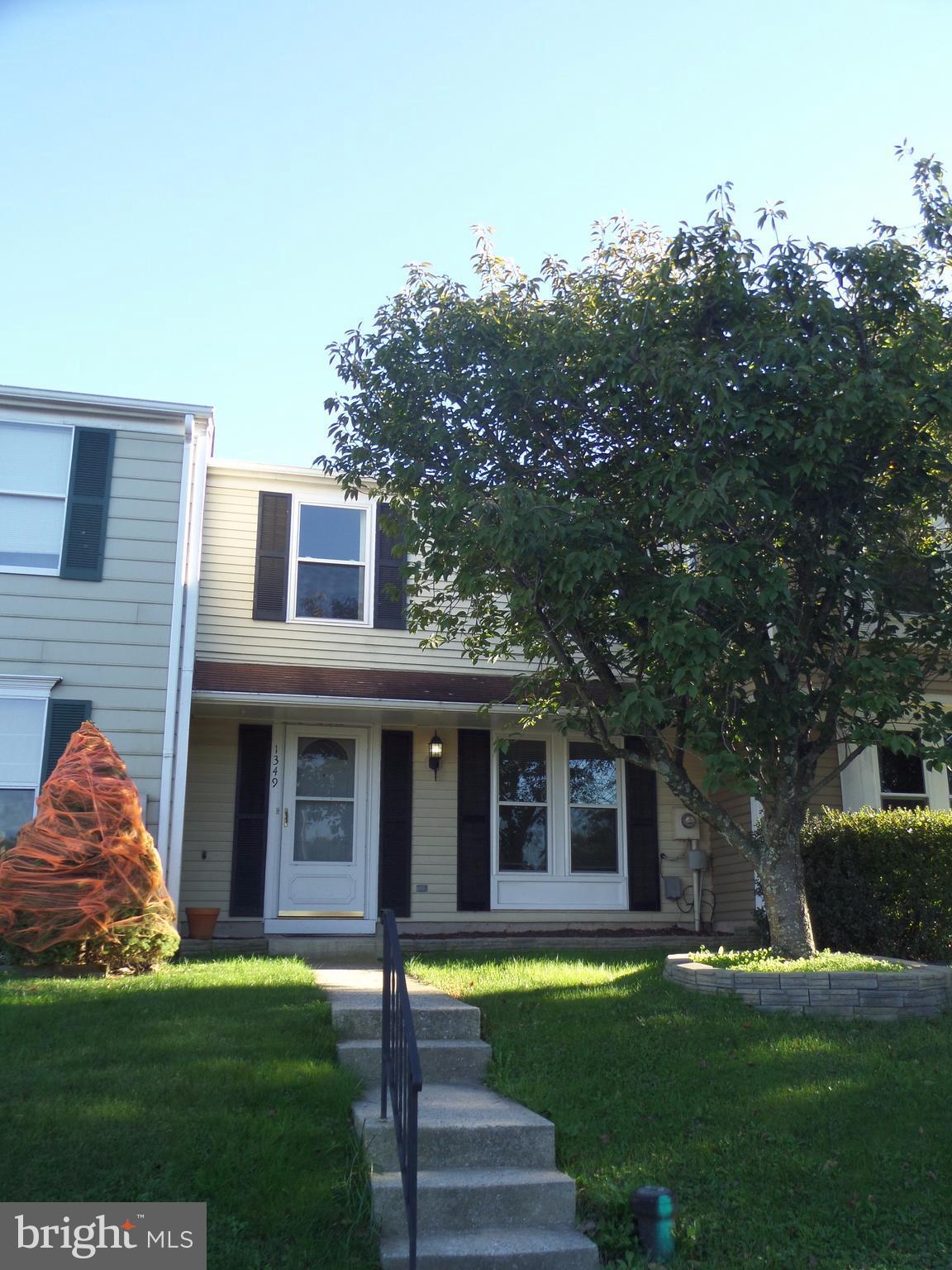 3 bdrm,1.5 bath townhome w/quick possession. Fenced yard/patio. 1 assigned parking place with additional parking available. Close to shopping and elementary school. NICE CONDITION! IMPORTANT: criteria for approval: 600 plus credit score, must have social security number, all adults over 18 must apply, full background incl court records. Voucher ok, but credit scores still count! NO EXCEPTION