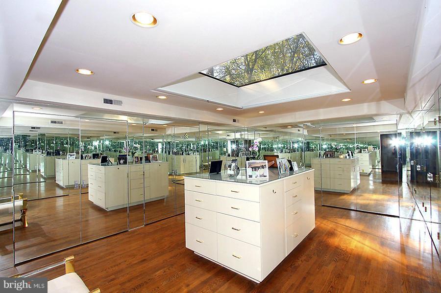 POTOMAC OUTSIDE - Residential