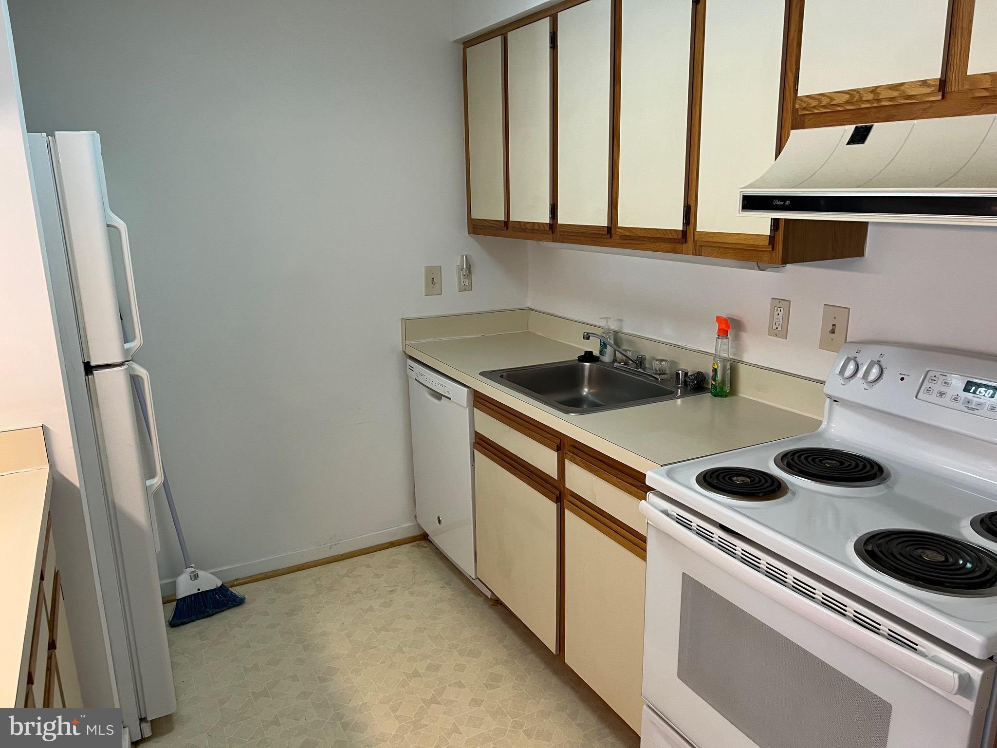 BEDFORD COMMONS - Residential Lease