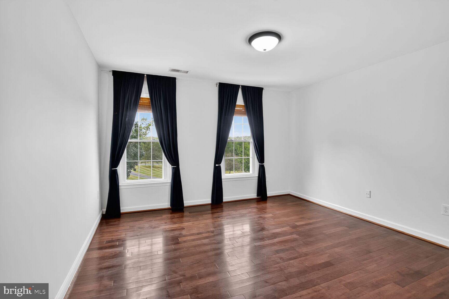 ESWORTHY PARK - Residential