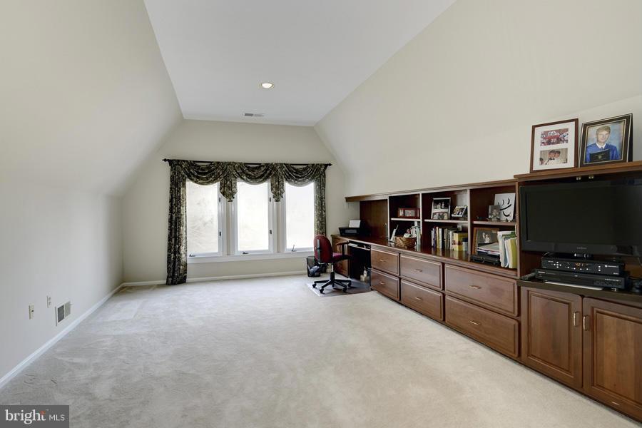 LAKE POTOMAC - Residential