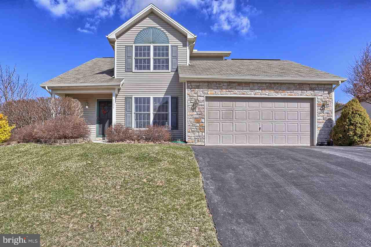 OPEN AND BRIGHT floorplan sets off this immaculately cared for 3 BR/2.5 bath home in lovely Bowmans Hill. Situated on a corner parcel, this home offers a main level LR w/gas FP, dining room offset w/gleaming laminate flooring. Large kitchen overlooks private yd & rear deck. LL family room w/bar and a 2nd gas FP! Master suite & 2 guest rooms w/sep full bath complete 2nd level. Situated on a corner parcel for added privacy!