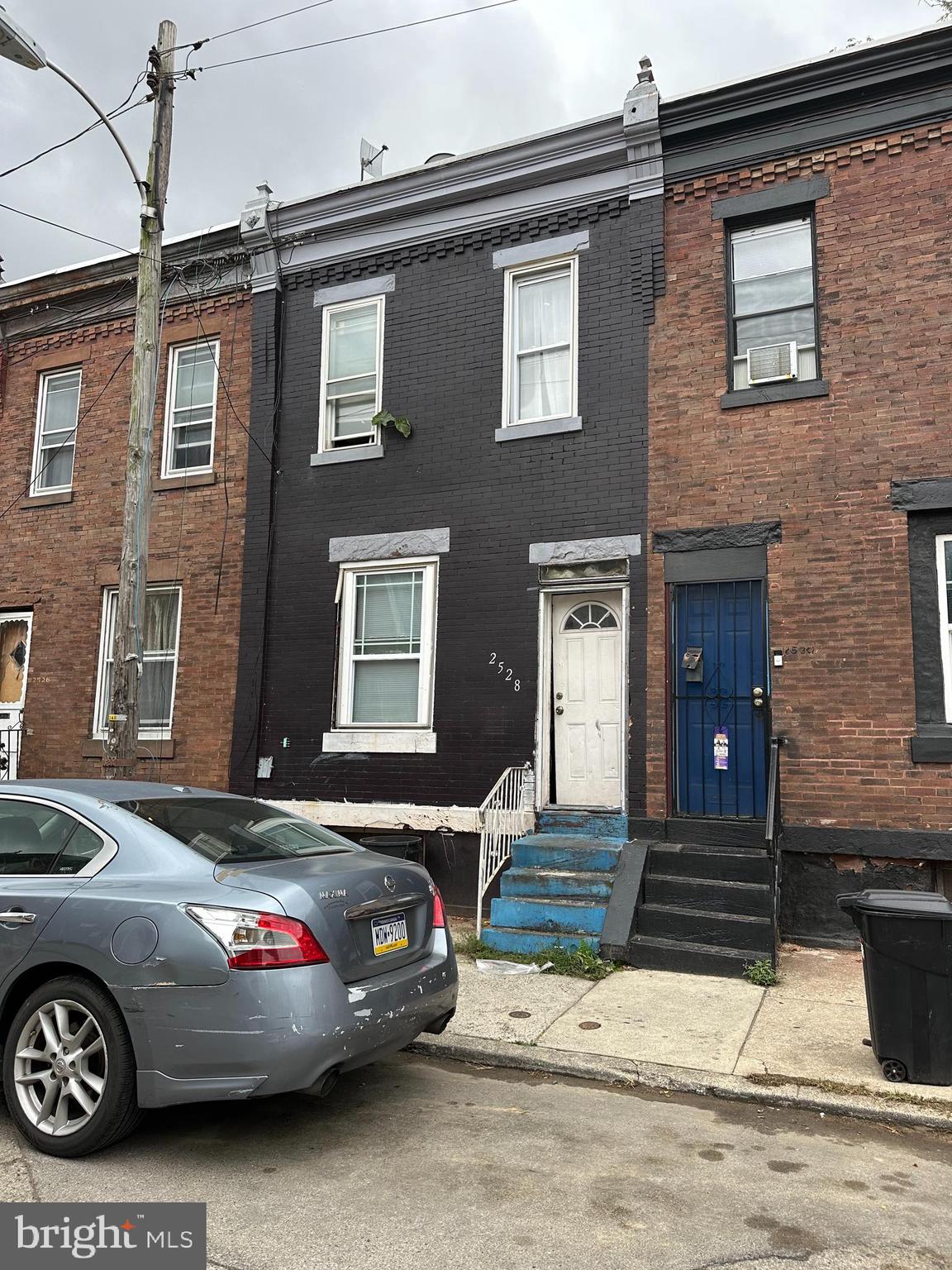 700 Ft² Home - 3 BR / 1 Bathroom. Currently occupied by a non paying tenant. Lot size is 558 Ft² (13 FT WIDE). The house is in decent condition but needs updating. Drive by showings only. Seller is selling this property as-is with the current occupant. Cash Deals only.