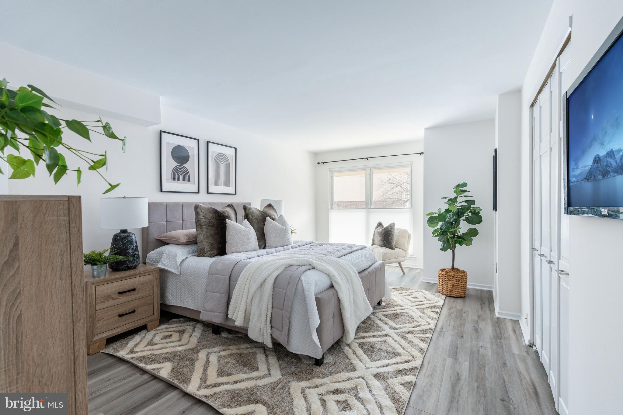 LOGAN SQUARE - Residential