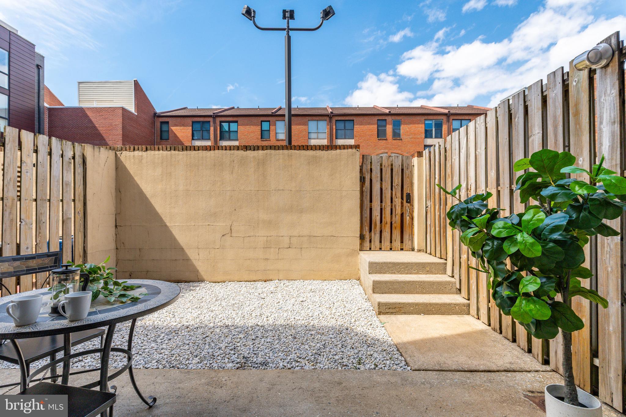 LOGAN SQUARE - Residential