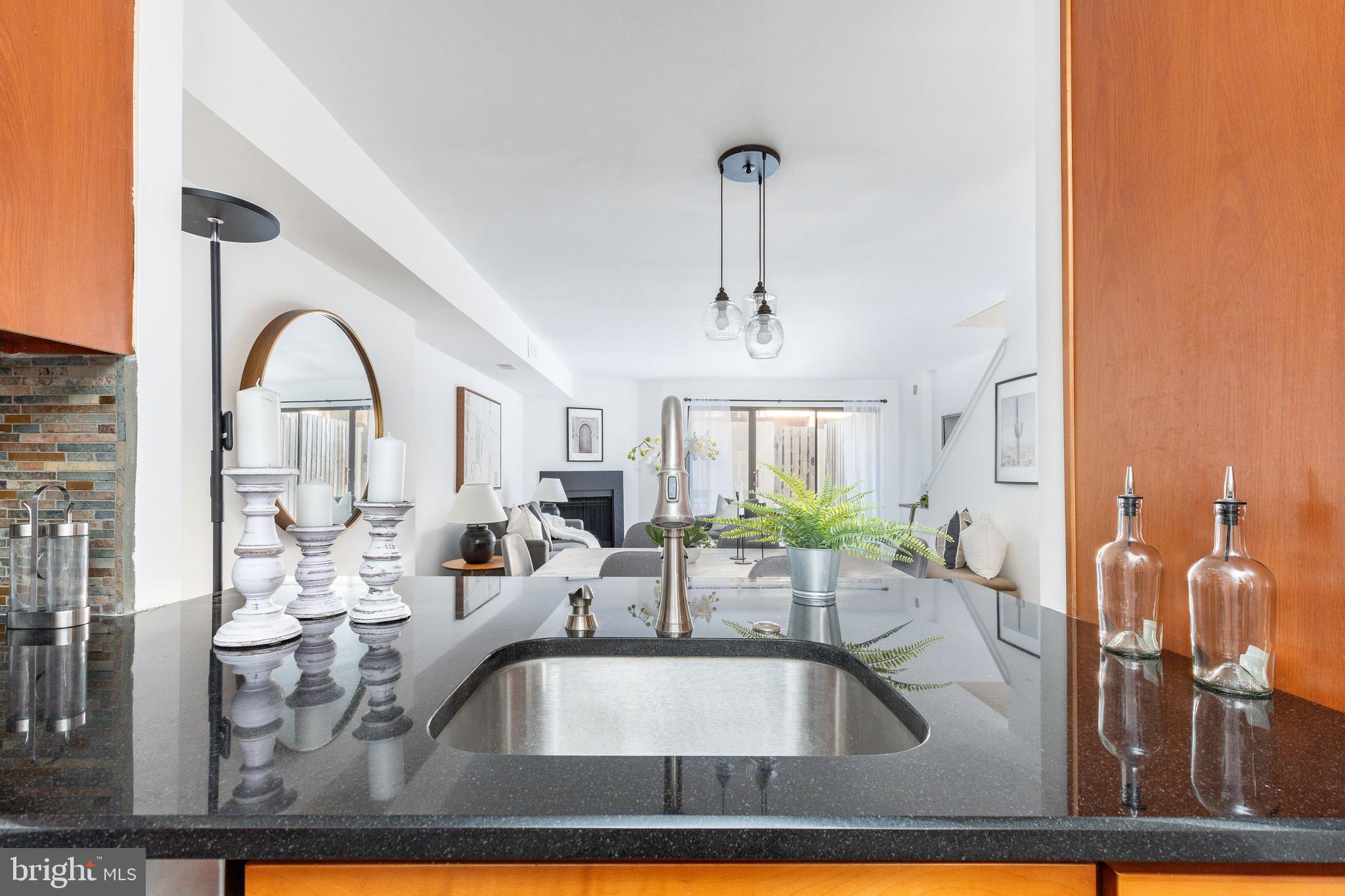 LOGAN SQUARE - Residential