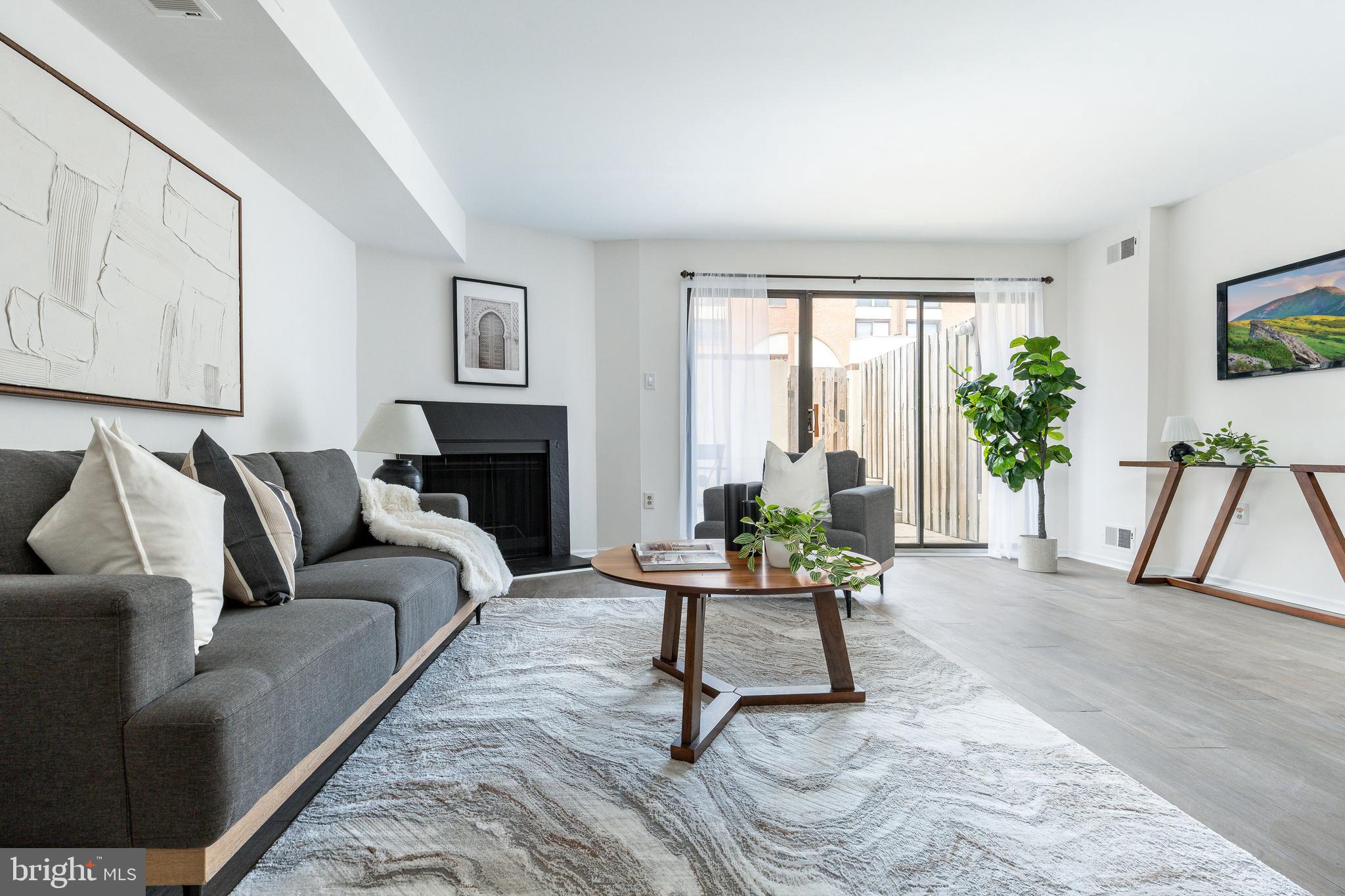 LOGAN SQUARE - Residential