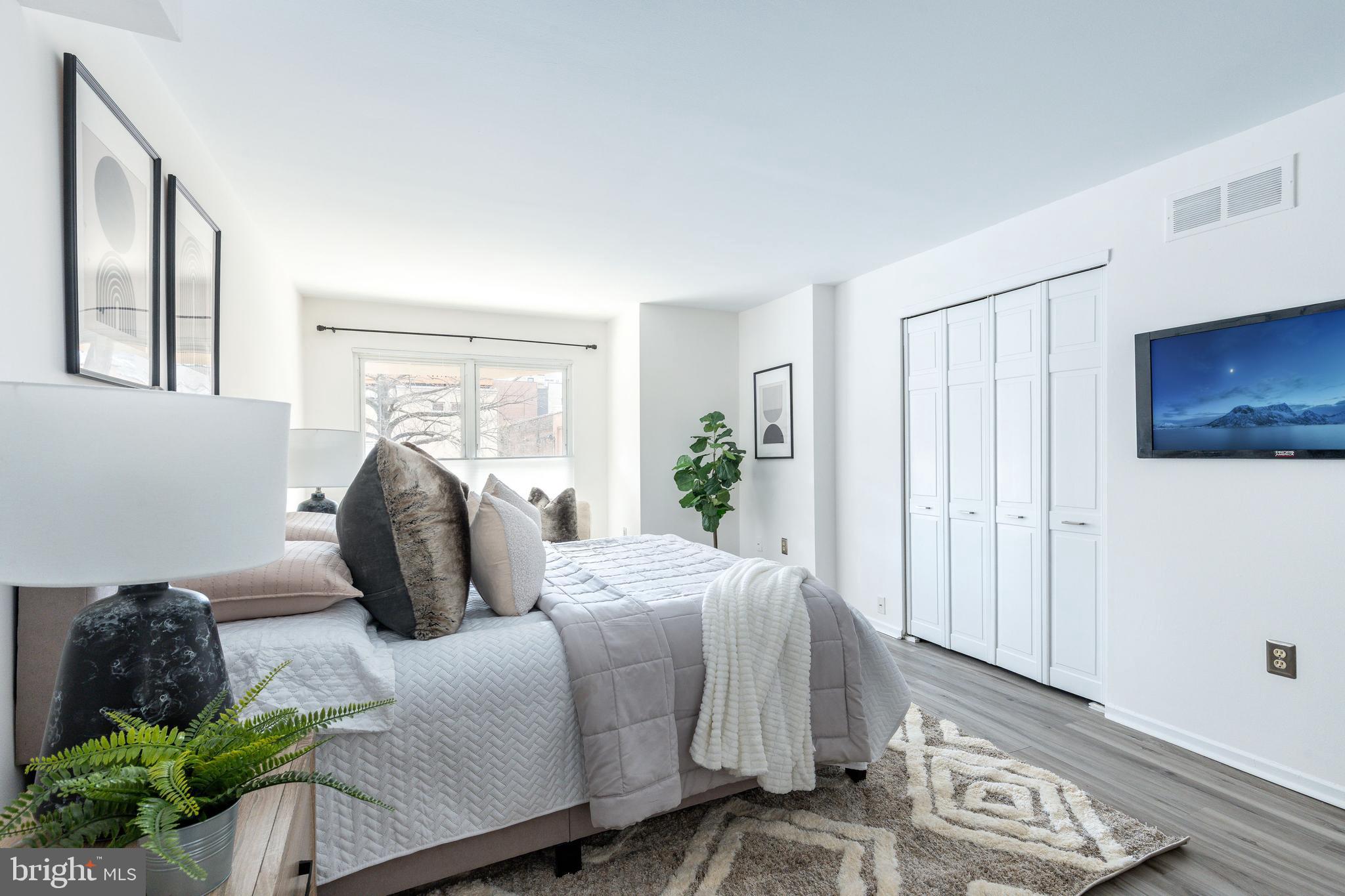 LOGAN SQUARE - Residential