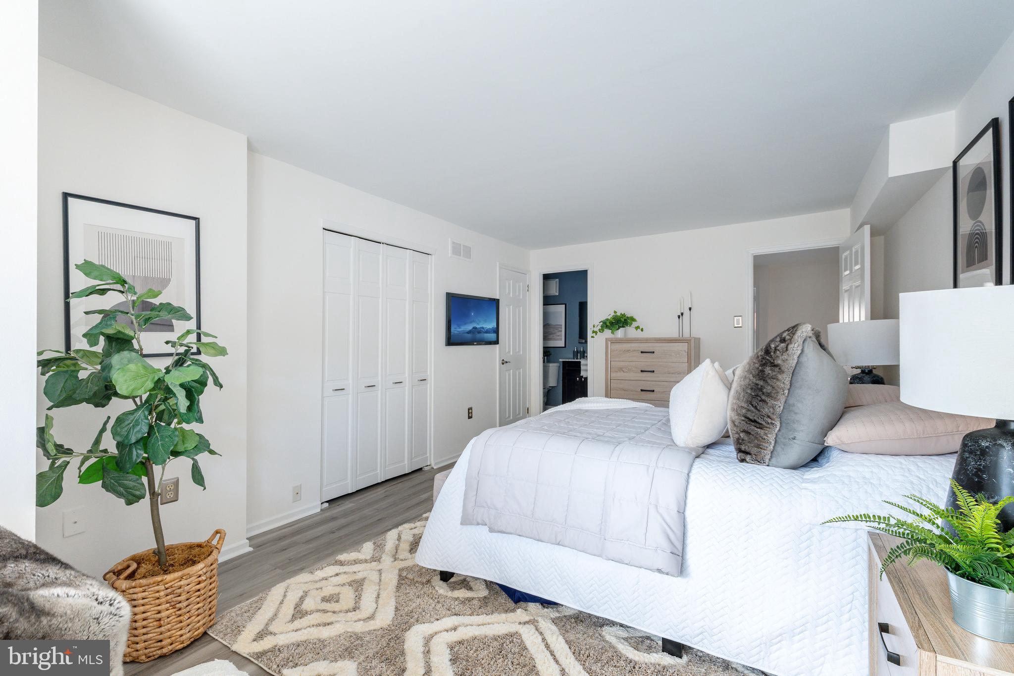 LOGAN SQUARE - Residential