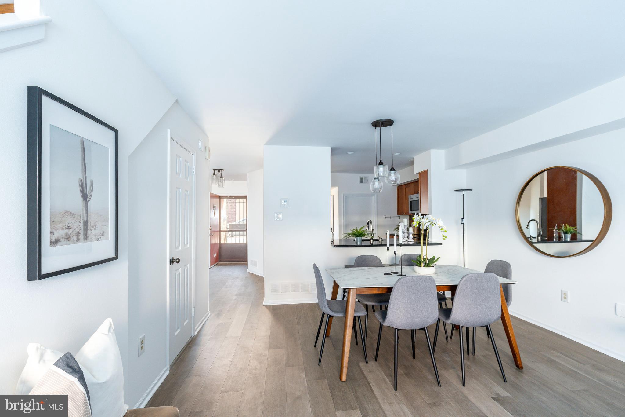 LOGAN SQUARE - Residential