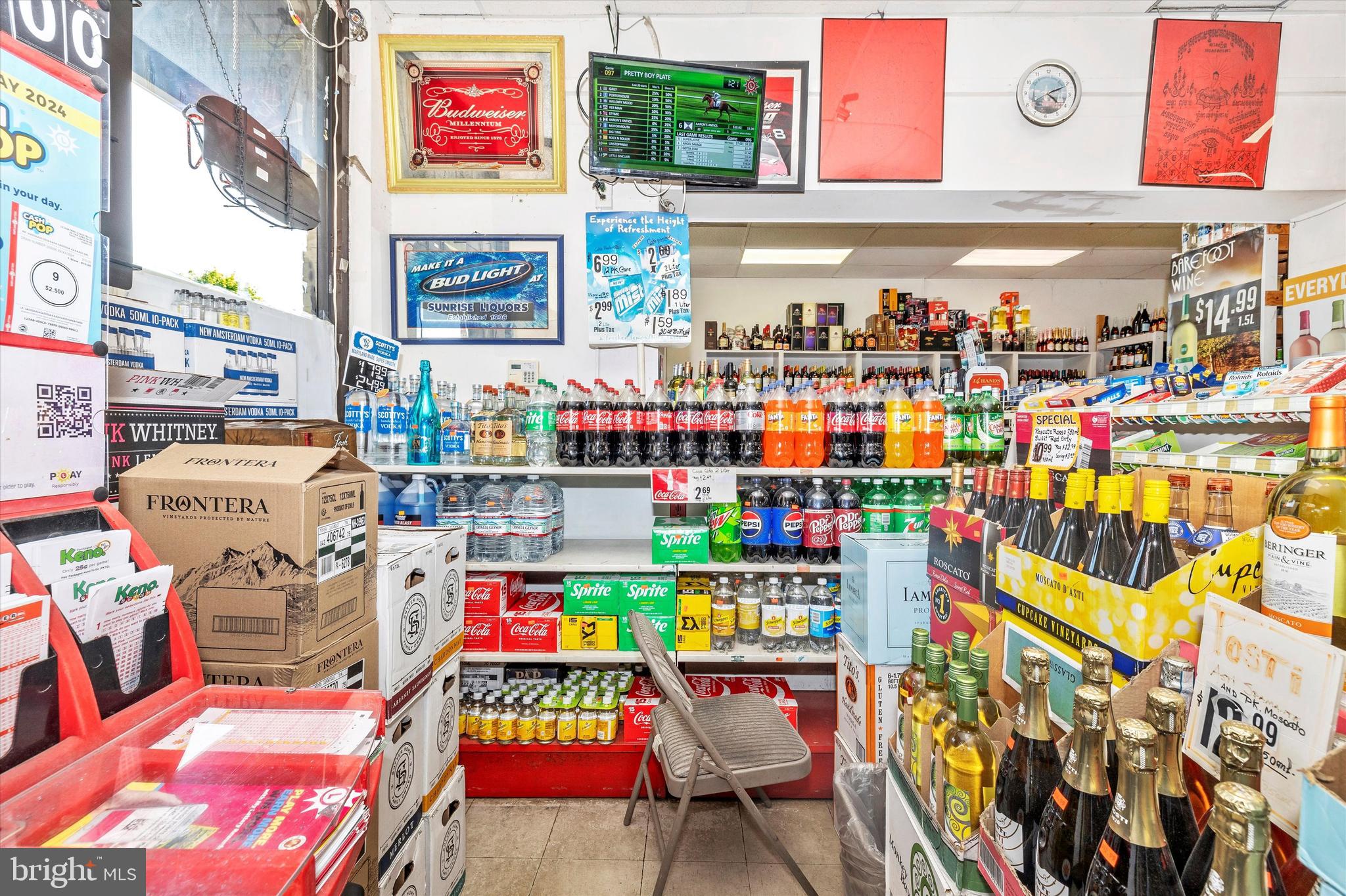 Main image without alt text