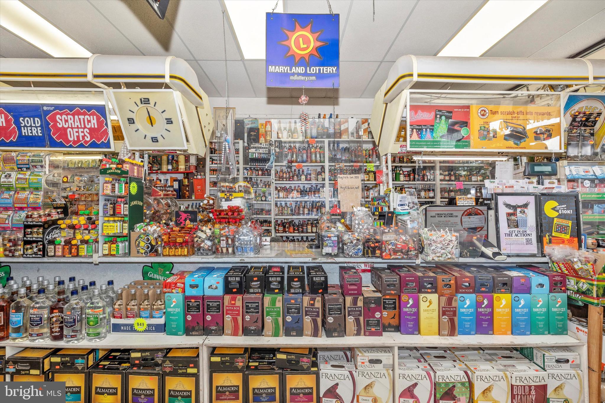 Main image without alt text