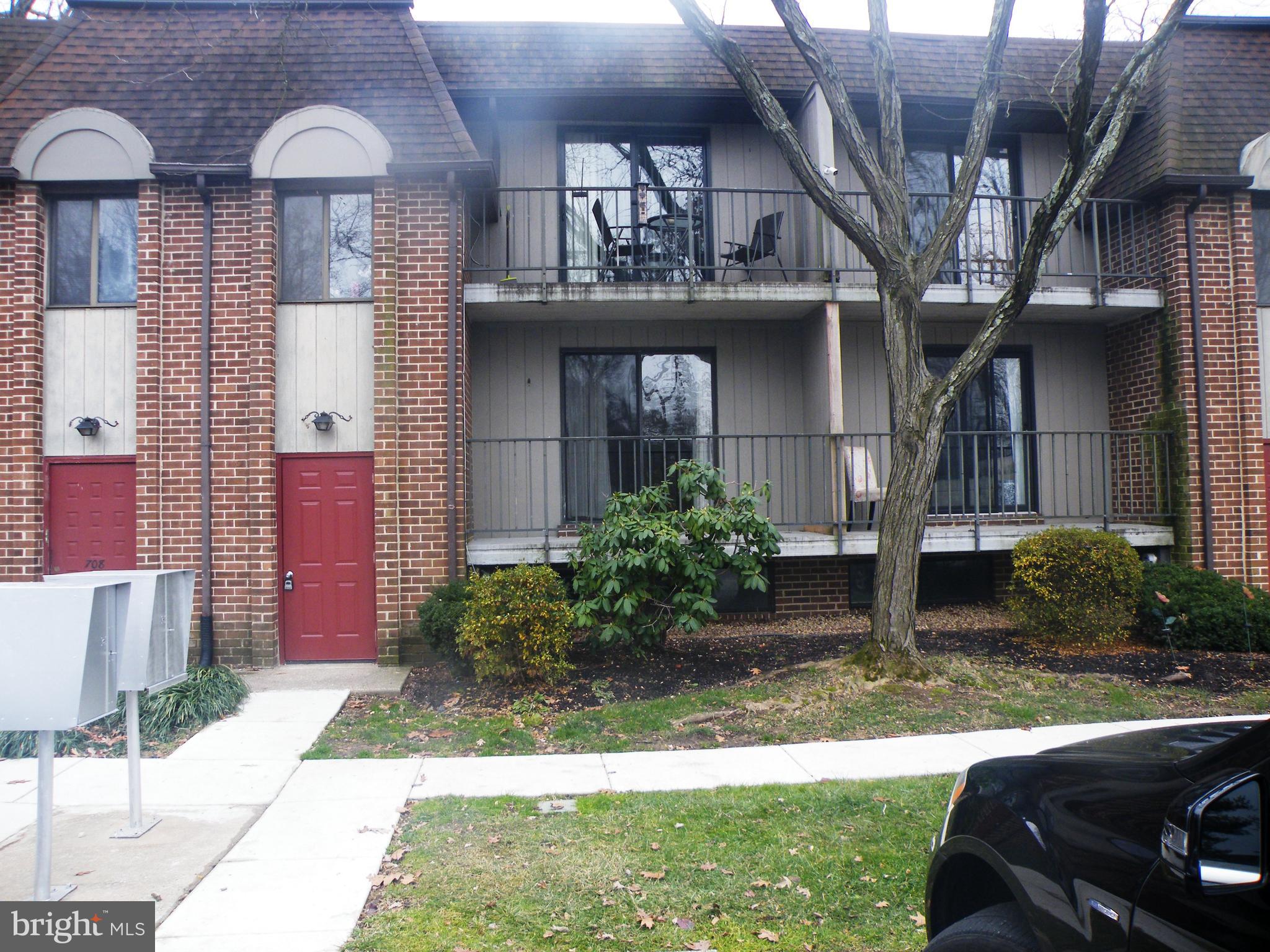 Move in to this 1st floor unit in desirable Putnam Village. Numerous improvements within last 2 years include heater and A/C, water heater, electric panel, kitchen cabinets/Corian coutertop, stove, refrigerator and microwave, flooring and more.... Enjoy great closet space and additional room for expantion in the basement. A must see!