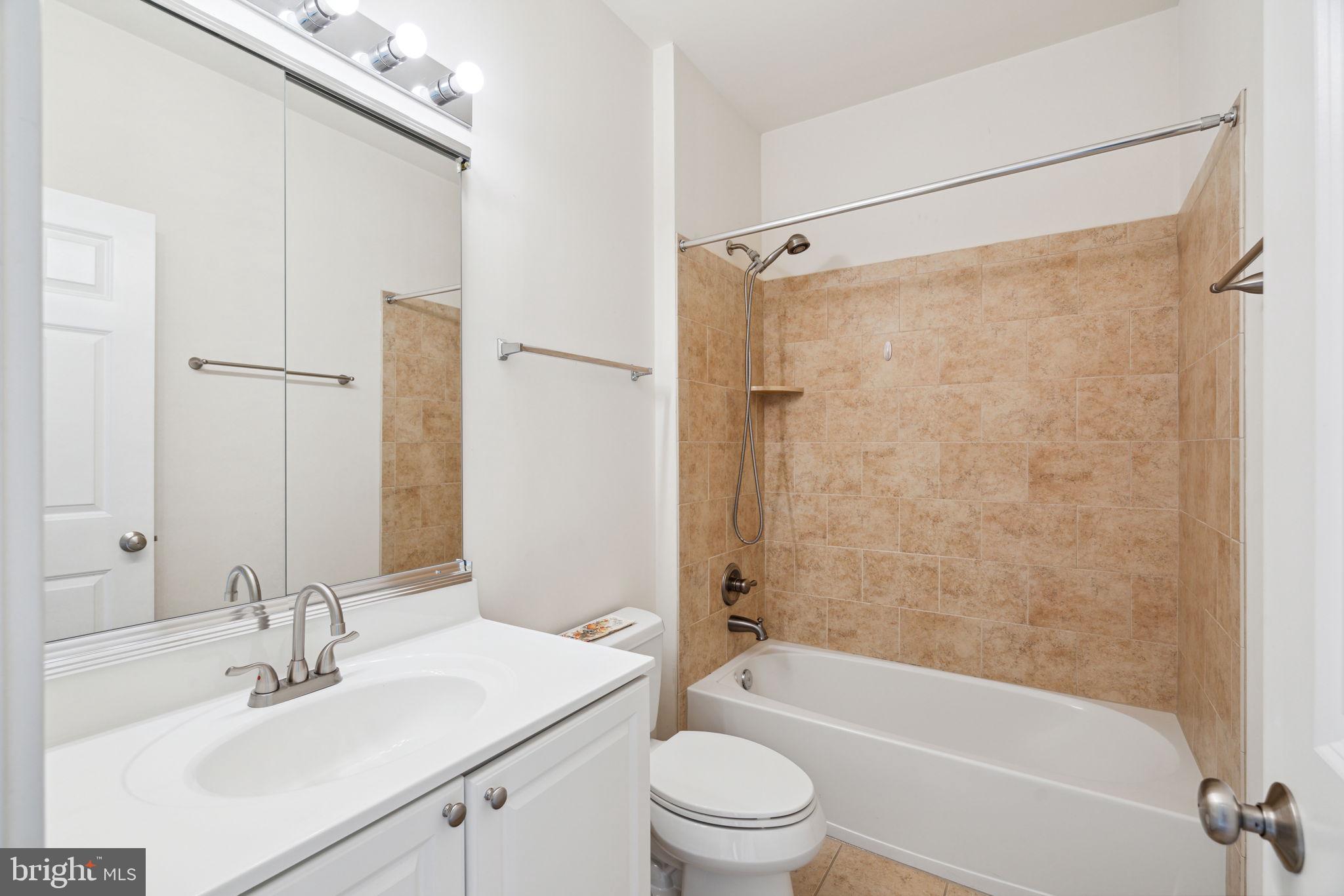 NAVAL SQUARE - Residential Lease