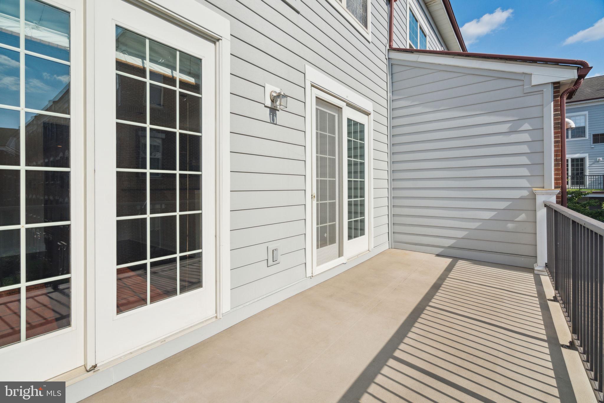 NAVAL SQUARE - Residential Lease