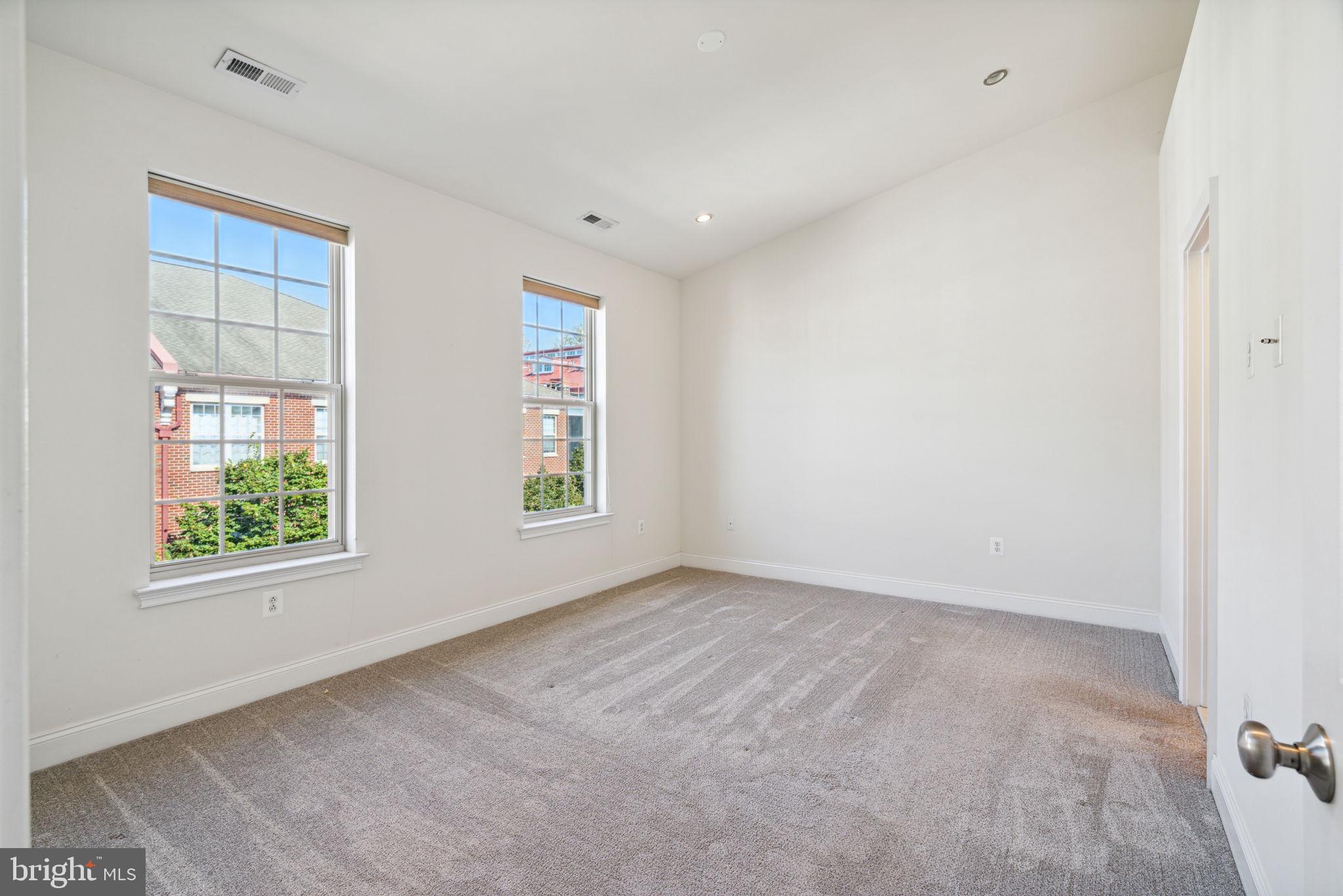 NAVAL SQUARE - Residential Lease