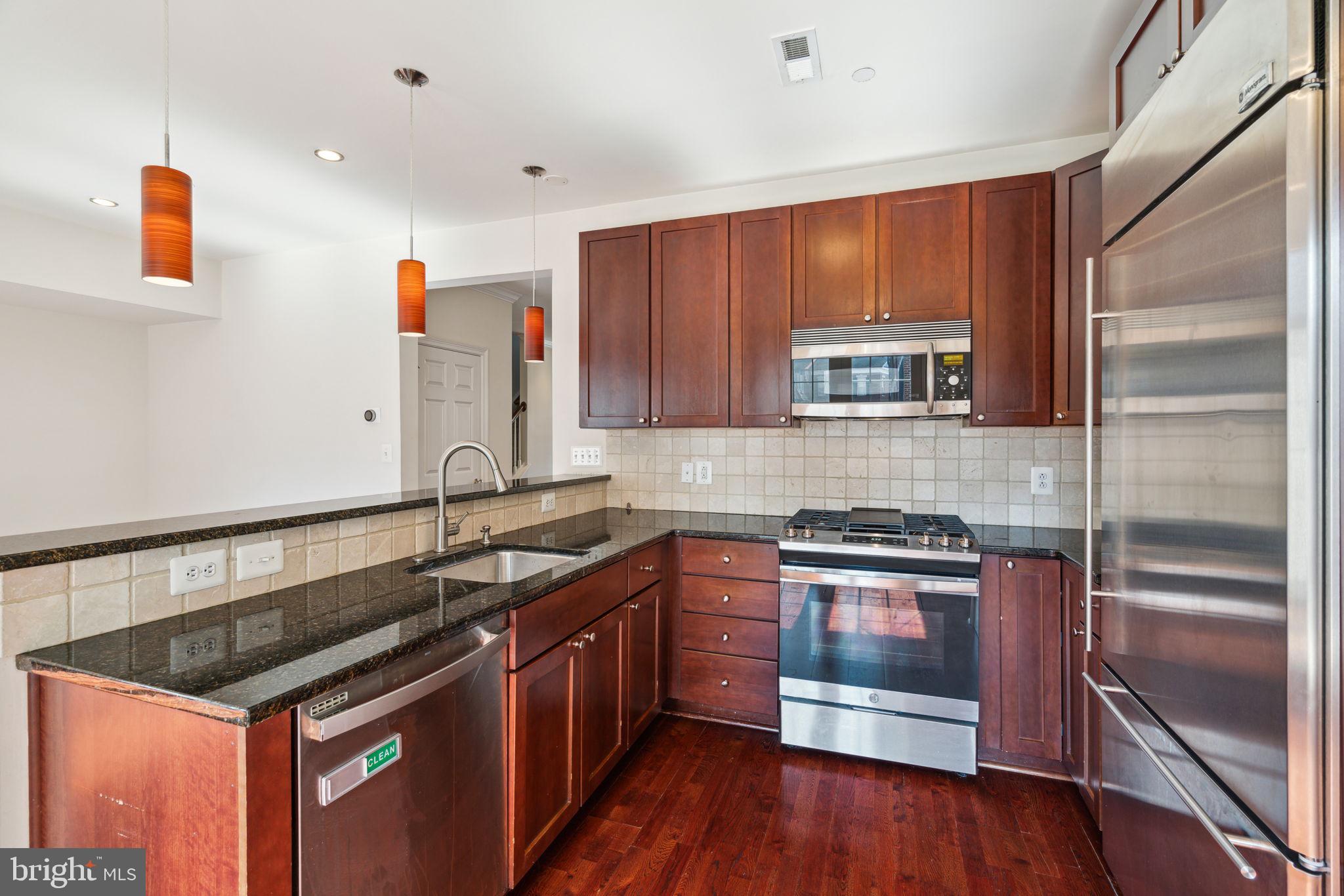 NAVAL SQUARE - Residential Lease