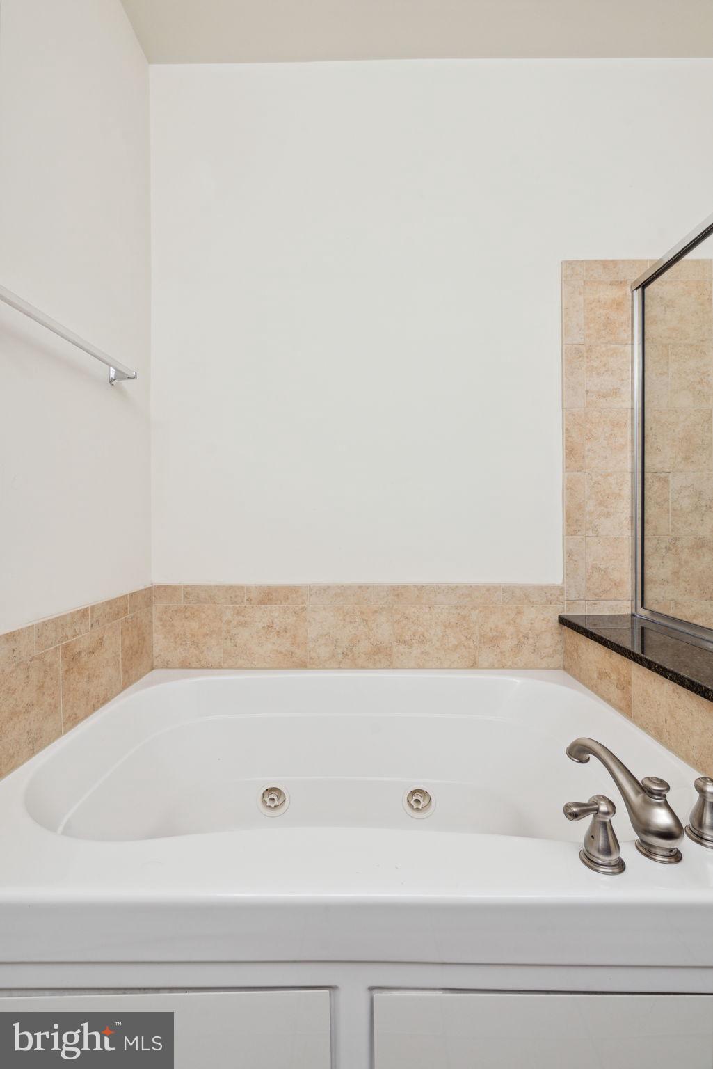 NAVAL SQUARE - Residential Lease