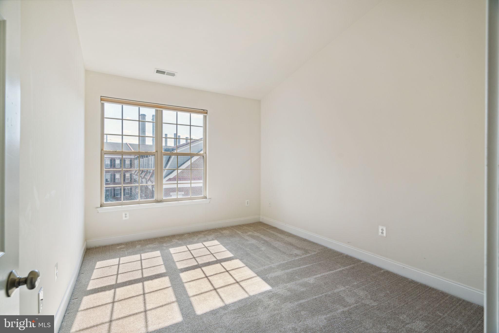 NAVAL SQUARE - Residential Lease