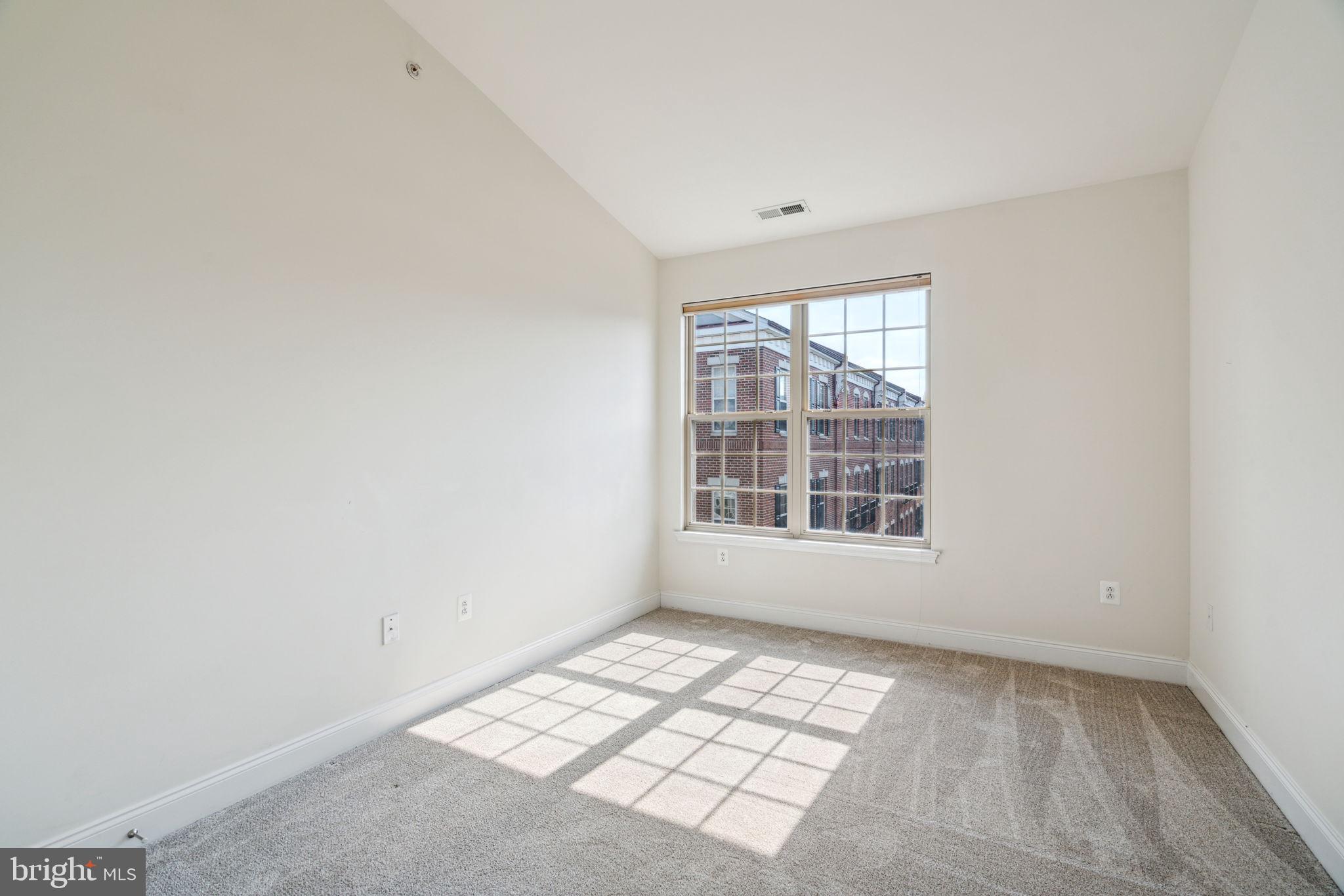 NAVAL SQUARE - Residential Lease