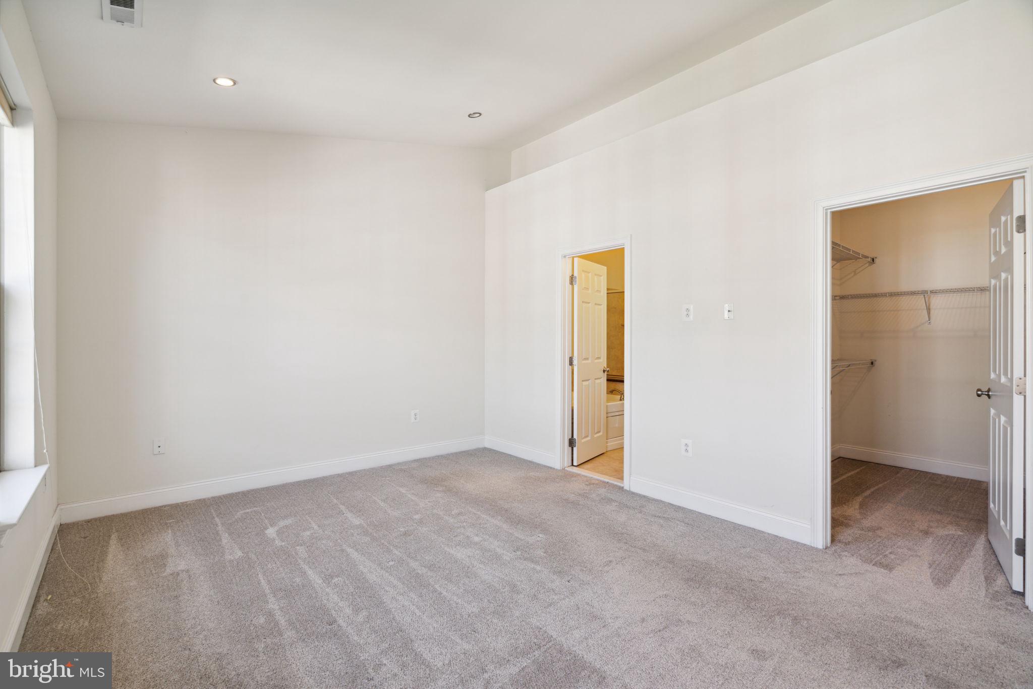 NAVAL SQUARE - Residential Lease