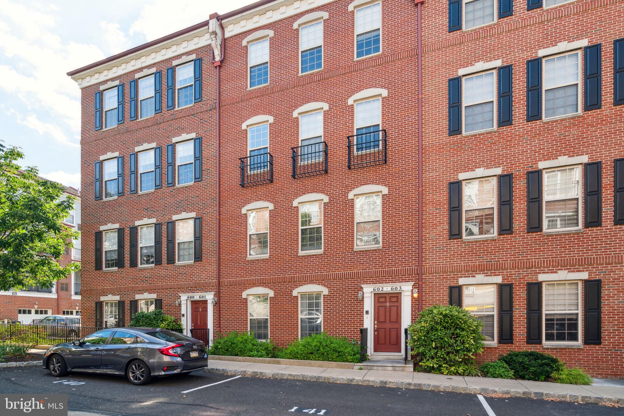 NAVAL SQUARE - Residential Lease