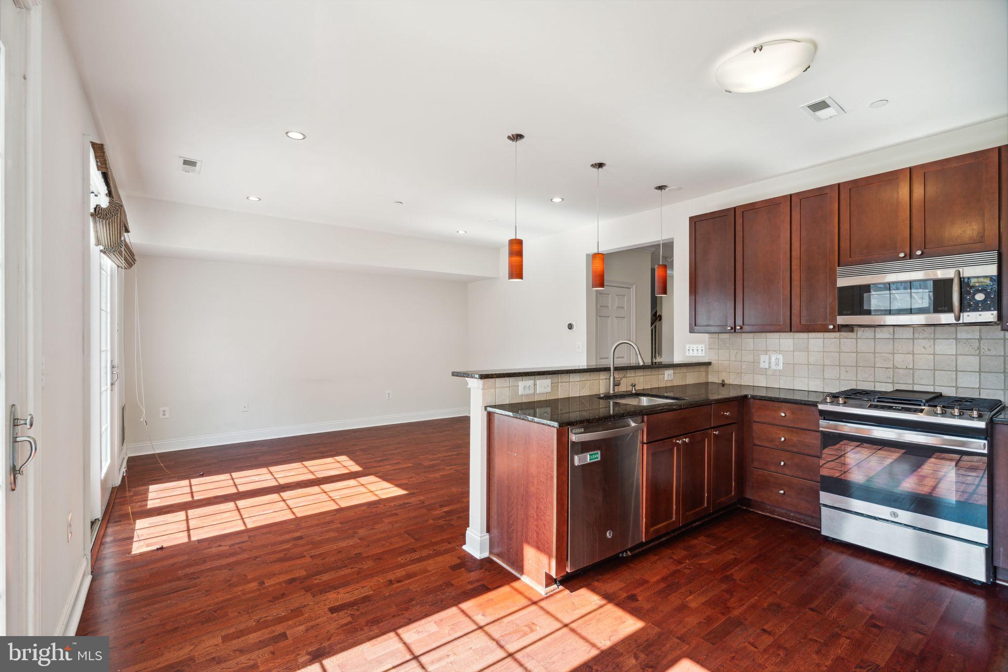 NAVAL SQUARE - Residential Lease