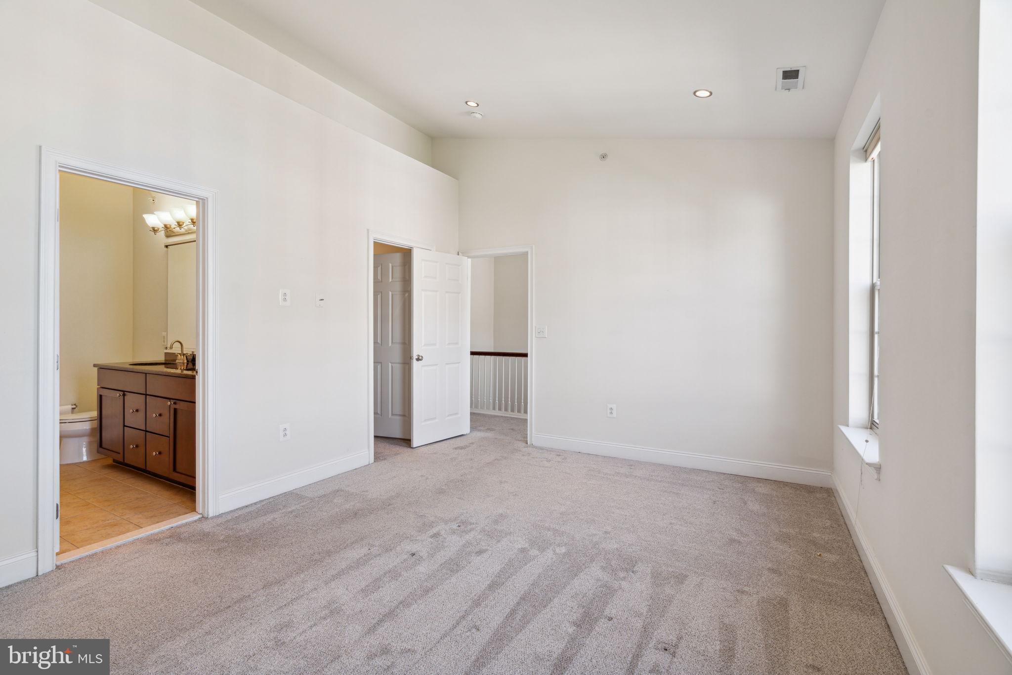 NAVAL SQUARE - Residential Lease