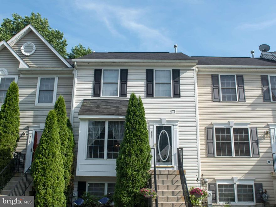 WHETHER YOU ARE JUST STARTING OUT OR DOWNSIZING - THIS BEAUTIFUL TOWN-HOME LOCATED IN GRACECROFT IS JUST WHAT YOU NEED! NATURAL GAS FOR LOWER UTILITIES - 3 FINISHED LEVELS - 2 BR, 3.5 BATH - LARGE DECK WITH EXTRA 50 AMP ELECTRICAL OUTLET FOR YOUR HOT TUB! A FULL MASTER SUITE WITH SPA LIKE BATHE AND WALK IN CLOSET.  LOWER LEVEL FOR LOTS OF EXTRA SPACE AND WALK OUT TO YOUR TREE LINED BACK YARD.