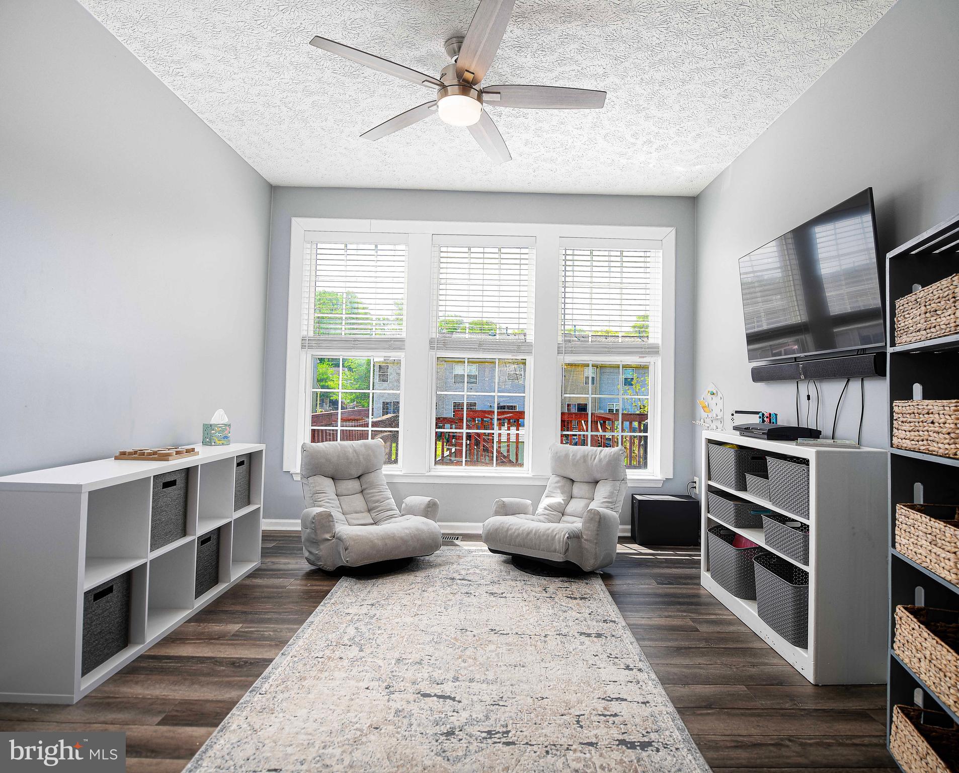 CONSTANT FRIENDSHIP - Residential