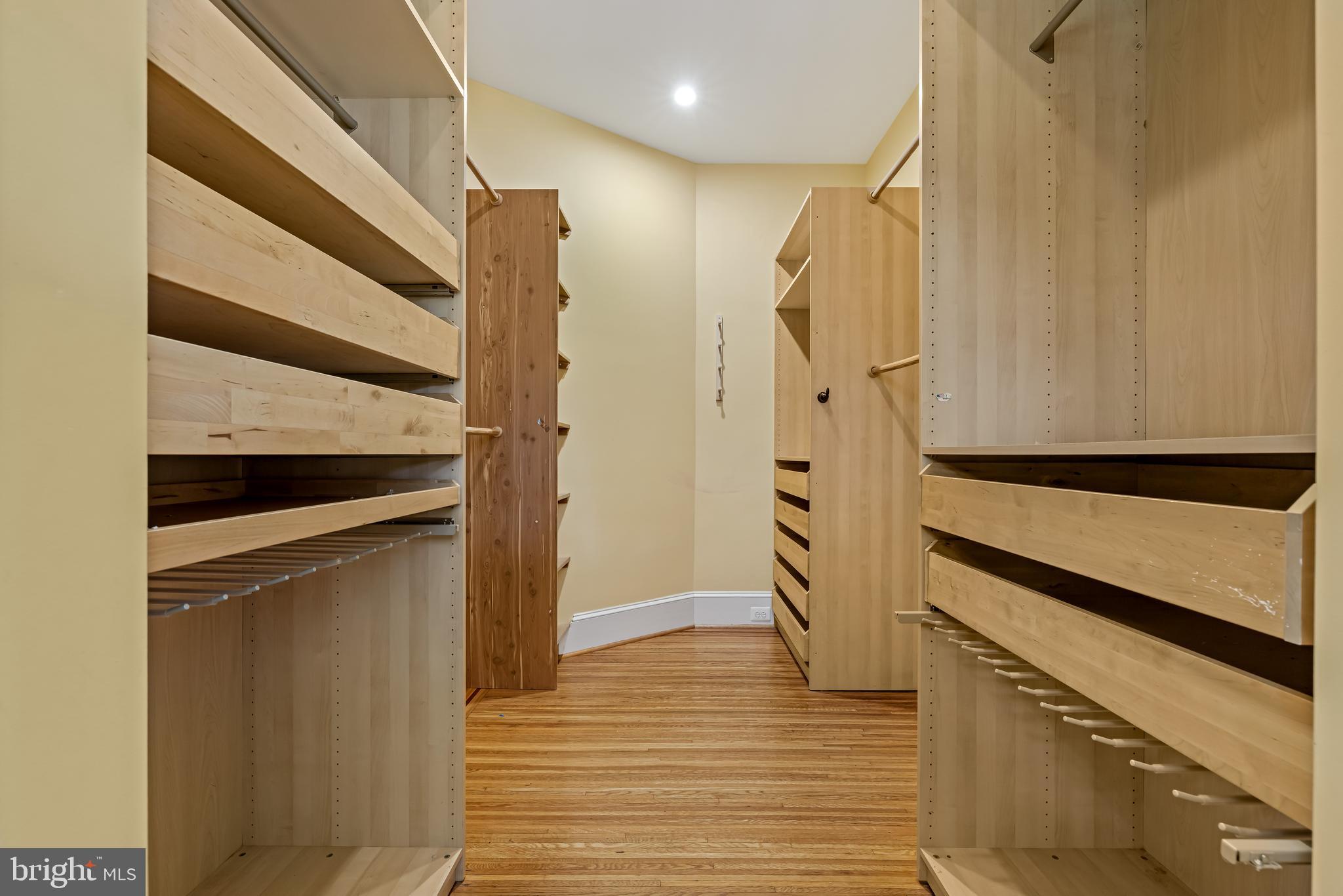 TEN HILLS - Residential