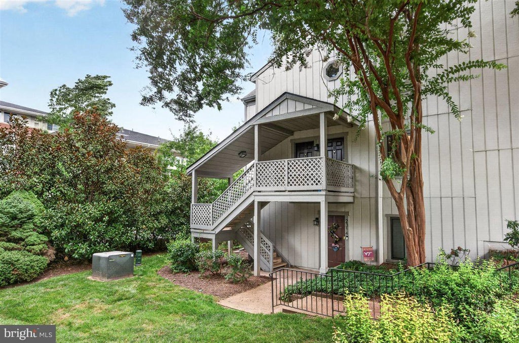 Photo of 2316 Hunters Run Drive, RESTON, VA 20191 (MLS # VAFX2331110)