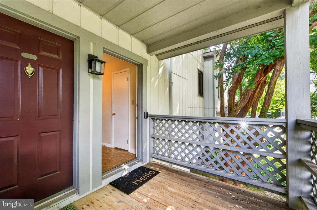Photo of 2316 Hunters Run Drive, RESTON, VA 20191 (MLS # VAFX2331110)