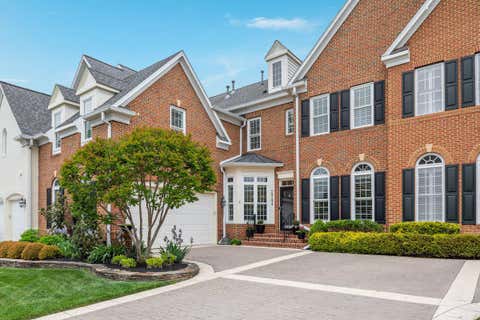 Townhouse For Sale - 19194 Greystone Square<br/> LEESBURG, VA 20176