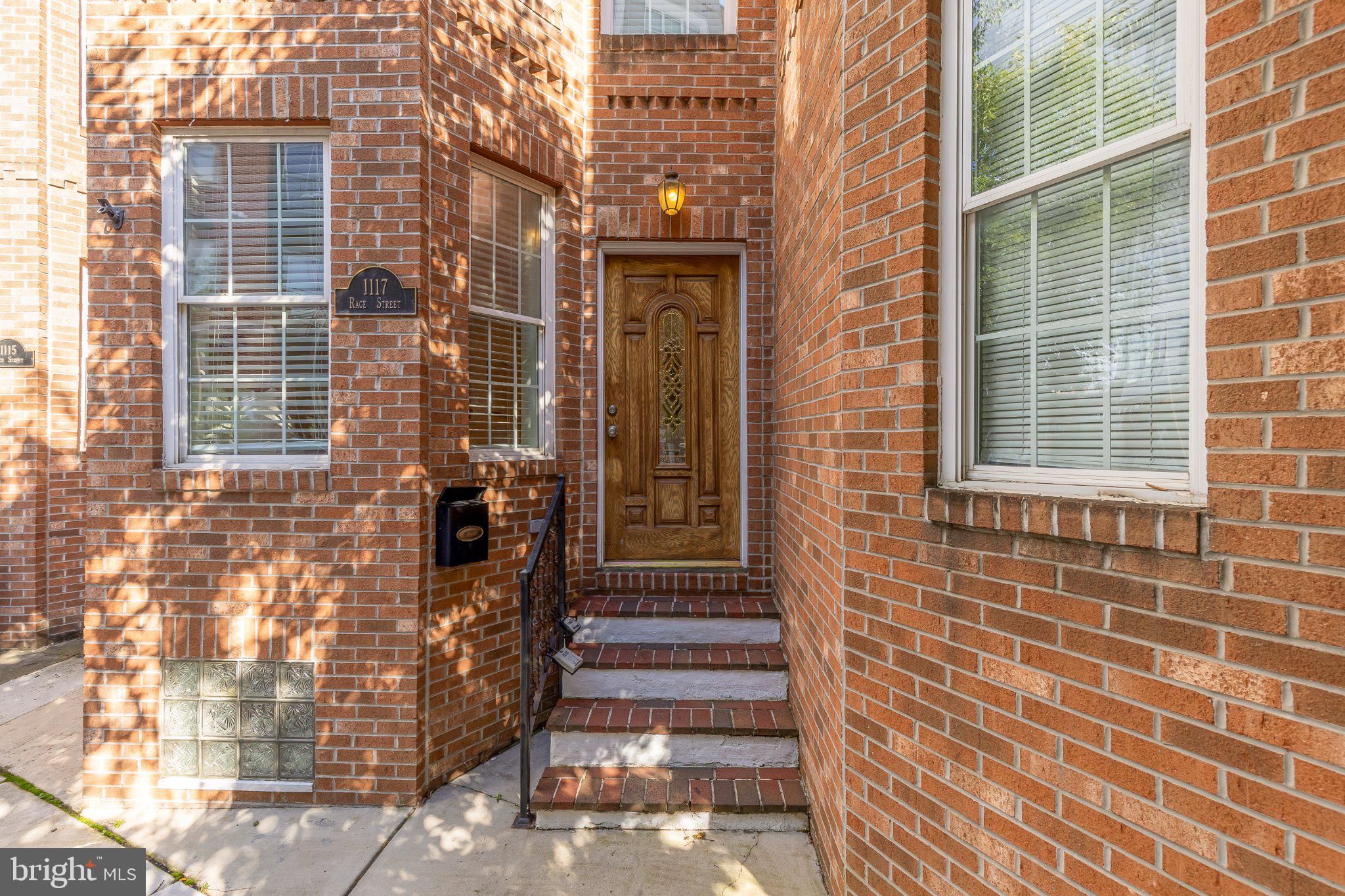 1117 RACE STREET