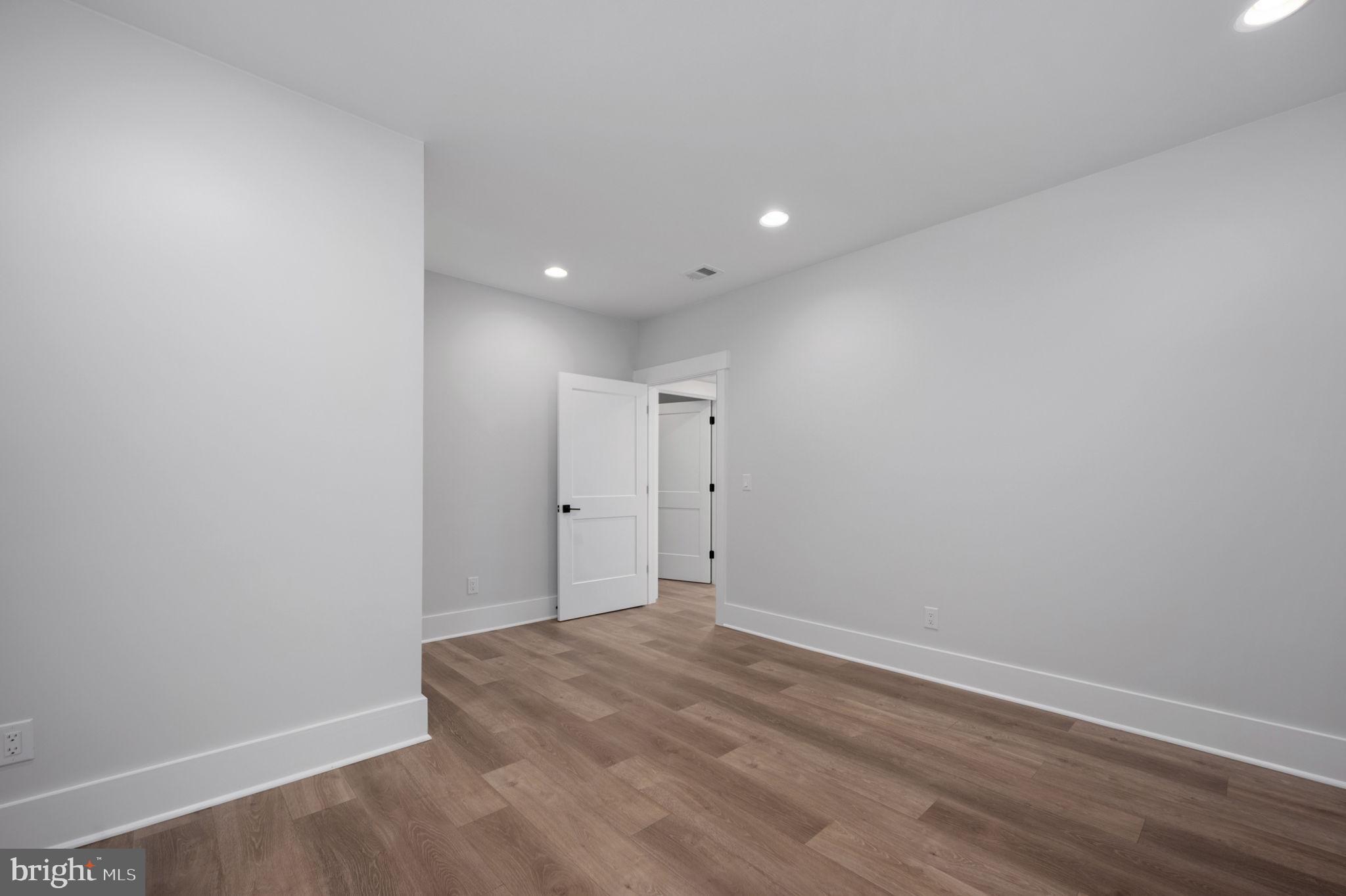 VIENNA WOODS - Residential