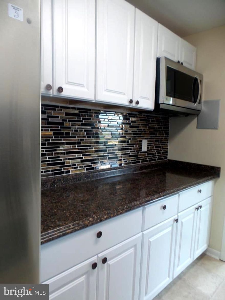 Two Bedroom One Bath Condo With Balcony. New S/S Appliances, New White Cabinets & Carpet and Newer Windows. Freshly Painted. Condo Fee Includes Gas Heat & Water and Community Pool. Close To Major Highways, Public Transportation and Shopping.